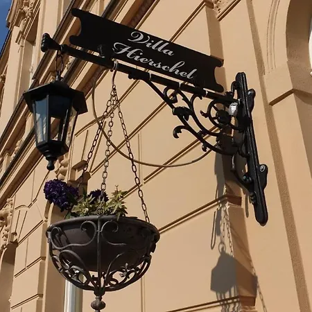 Hierschel 招待所 3*